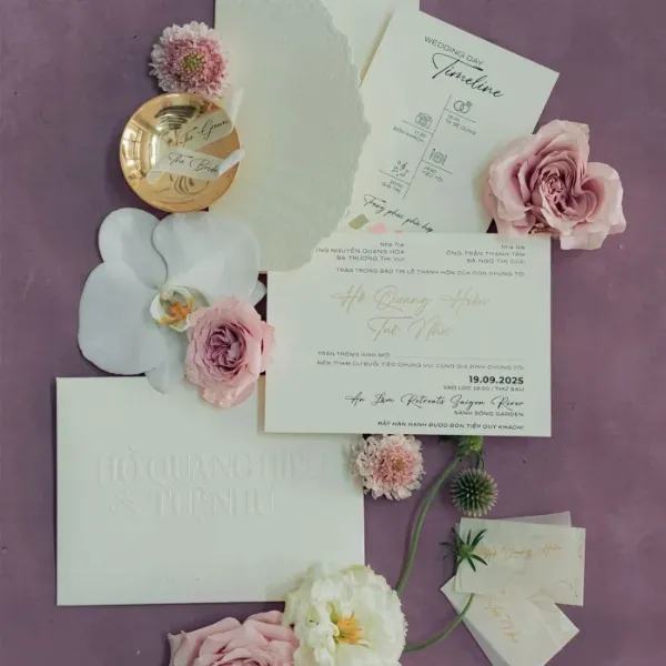 So sánh các loại giấy mỹ thuật cao cấp dùng để in thiệp kỷ niệm ngày cưới, vân giấy và độ dày khác nhau.